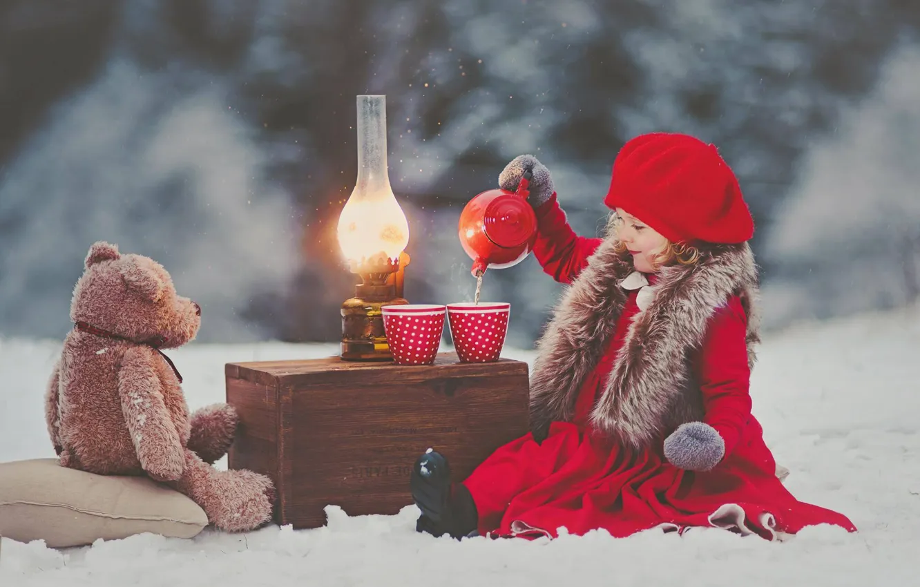 Фото обои зима, снег, настроение, игрушка, лампа, чаепитие, девочка, медвежонок