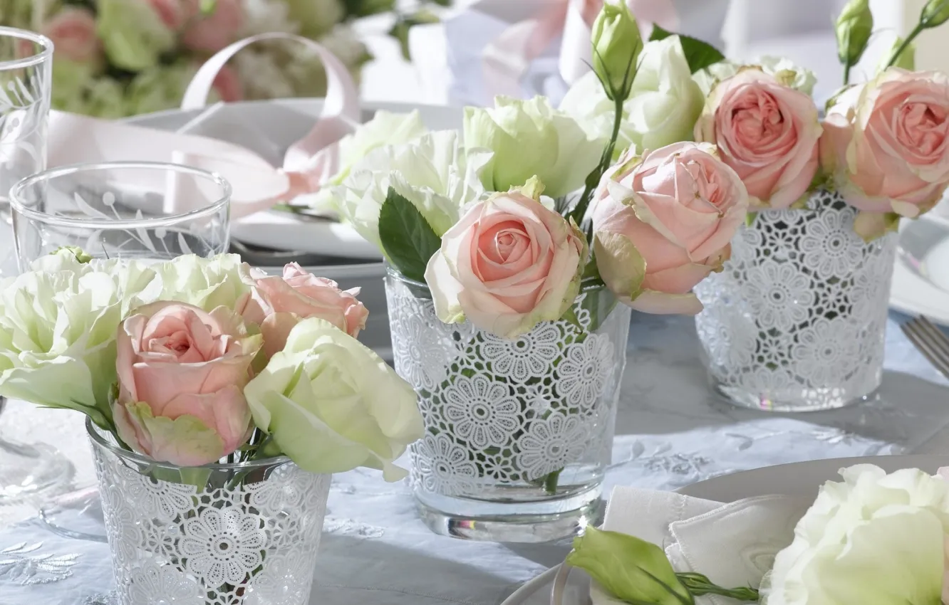 Фото обои белый, розовый, праздник, розы, бутон, ваза, свадьба, декор