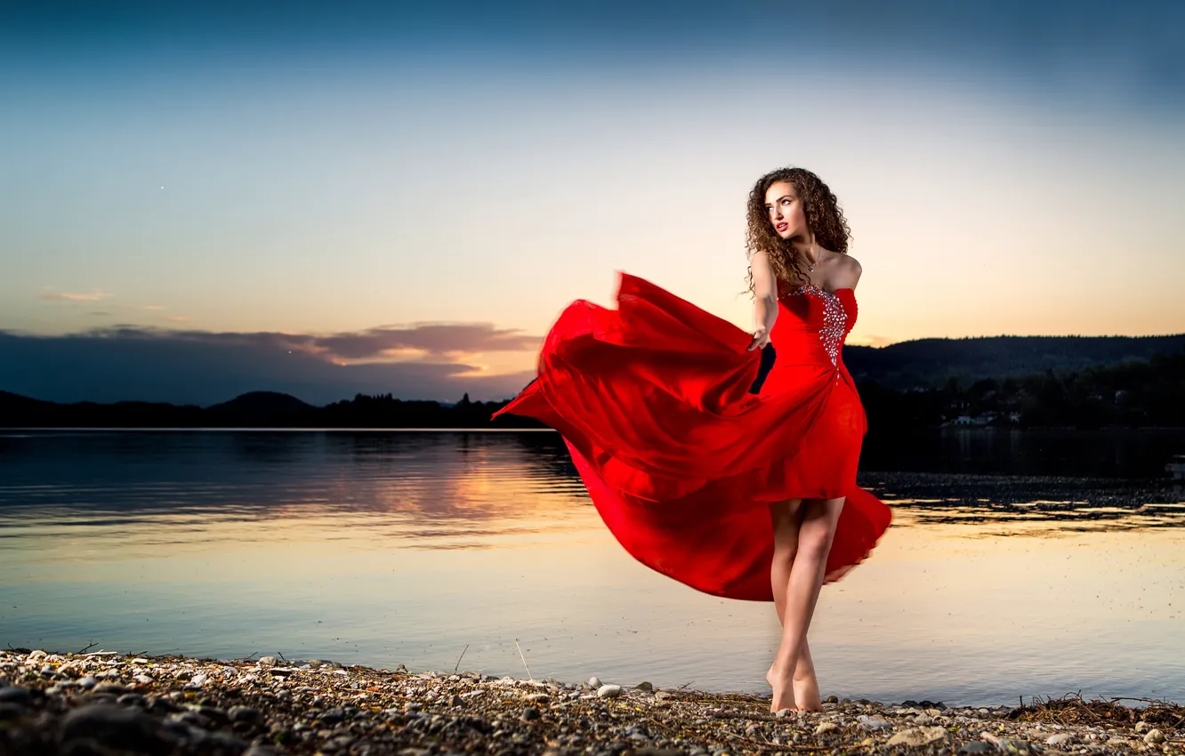 Фото обои девушка, берег, танец, платье, в красном, sunset dance