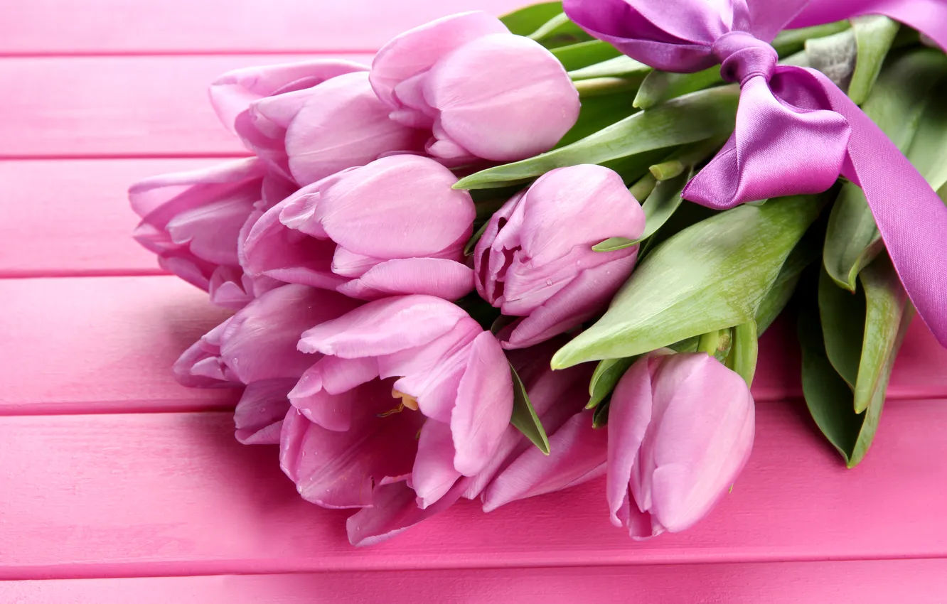Фото обои цветы, букет, лента, тюльпаны, розовые, wood, pink, flowers