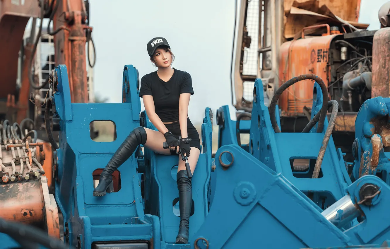 Фото обои девушка, пистолет, трактор