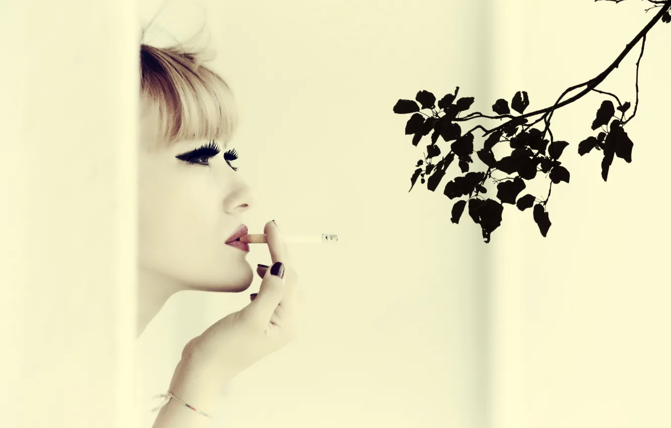 Фото обои девушка, настроение, ветка, сигарета, губная помада, Ozge Aslan, I Can`t Smoke