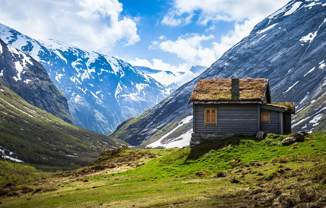 Фото обои ТРАВА, ГОРЫ, НЕБО, ОБЛАКА, ДОМИК, НОРВЕГИЯ, NORWAY