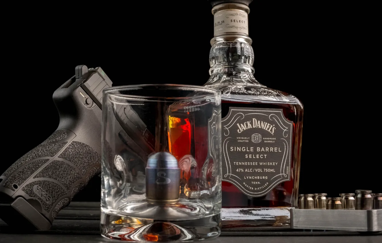 Фото обои пистолет, ствол, черный фон, патроны, виски, whiskey, Jack Daniels, Джек Дэниэлс