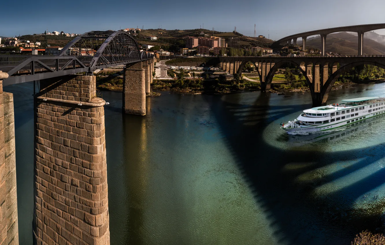 Фото обои горы, мост, река, корабль, Португалия, Визеу