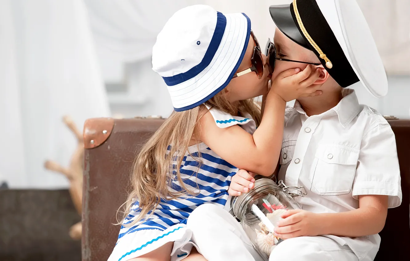 Фото обои дети, нежность, поцелуй, шляпа, мальчик, очки, девочка, girl