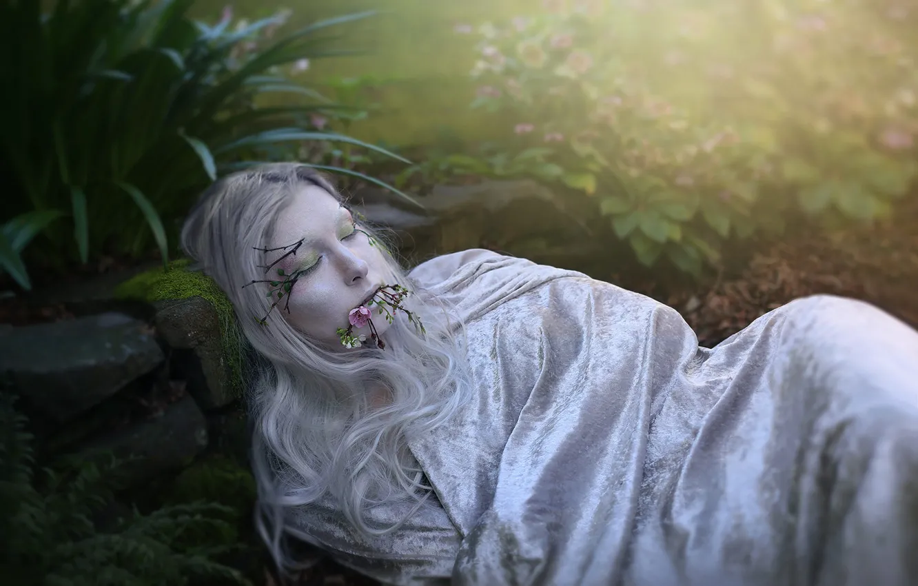 Фото обои девушка, цветы, ветки, покрывало, лежит, мертвая, альбинос, закрытые глаза