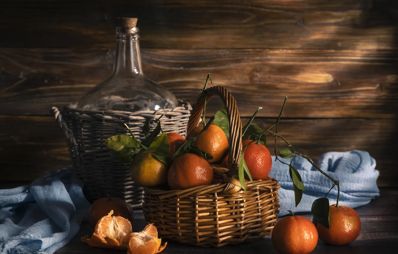 Фото обои бутылка, натюрморт, корзинка, мандарины