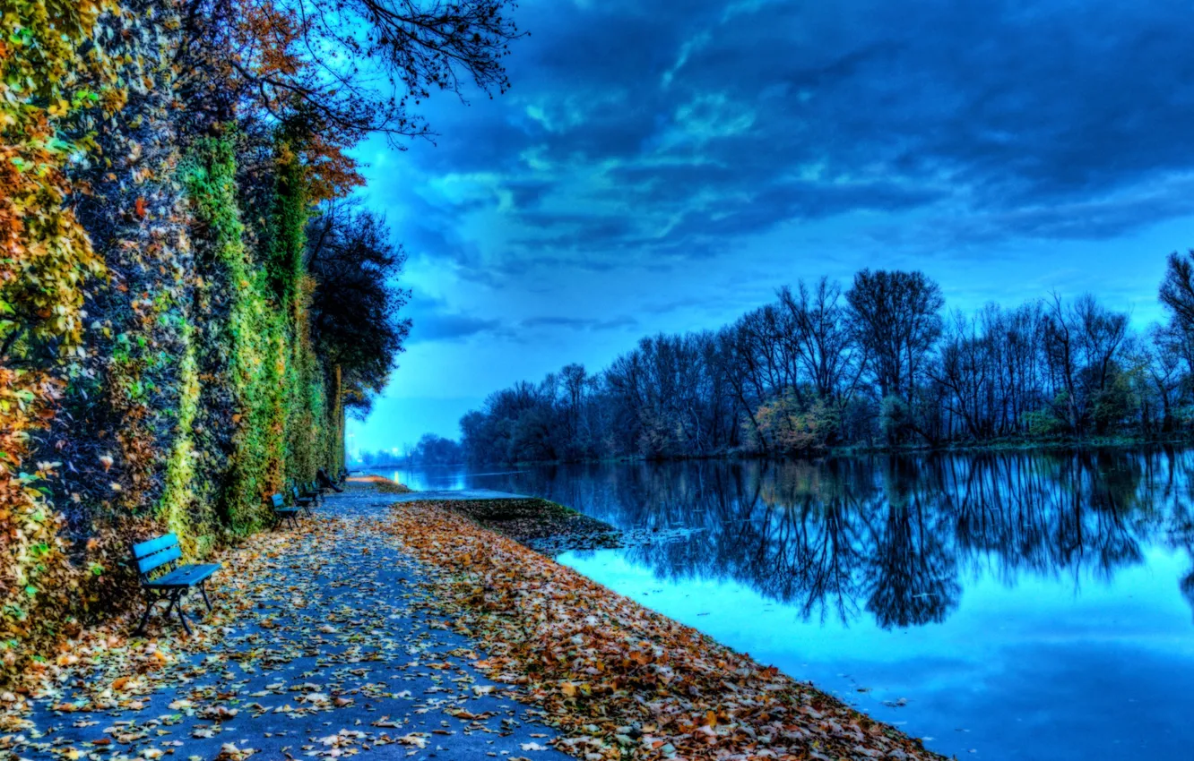 Фото обои осень, небо, деревья, река, стена, канал, скамья