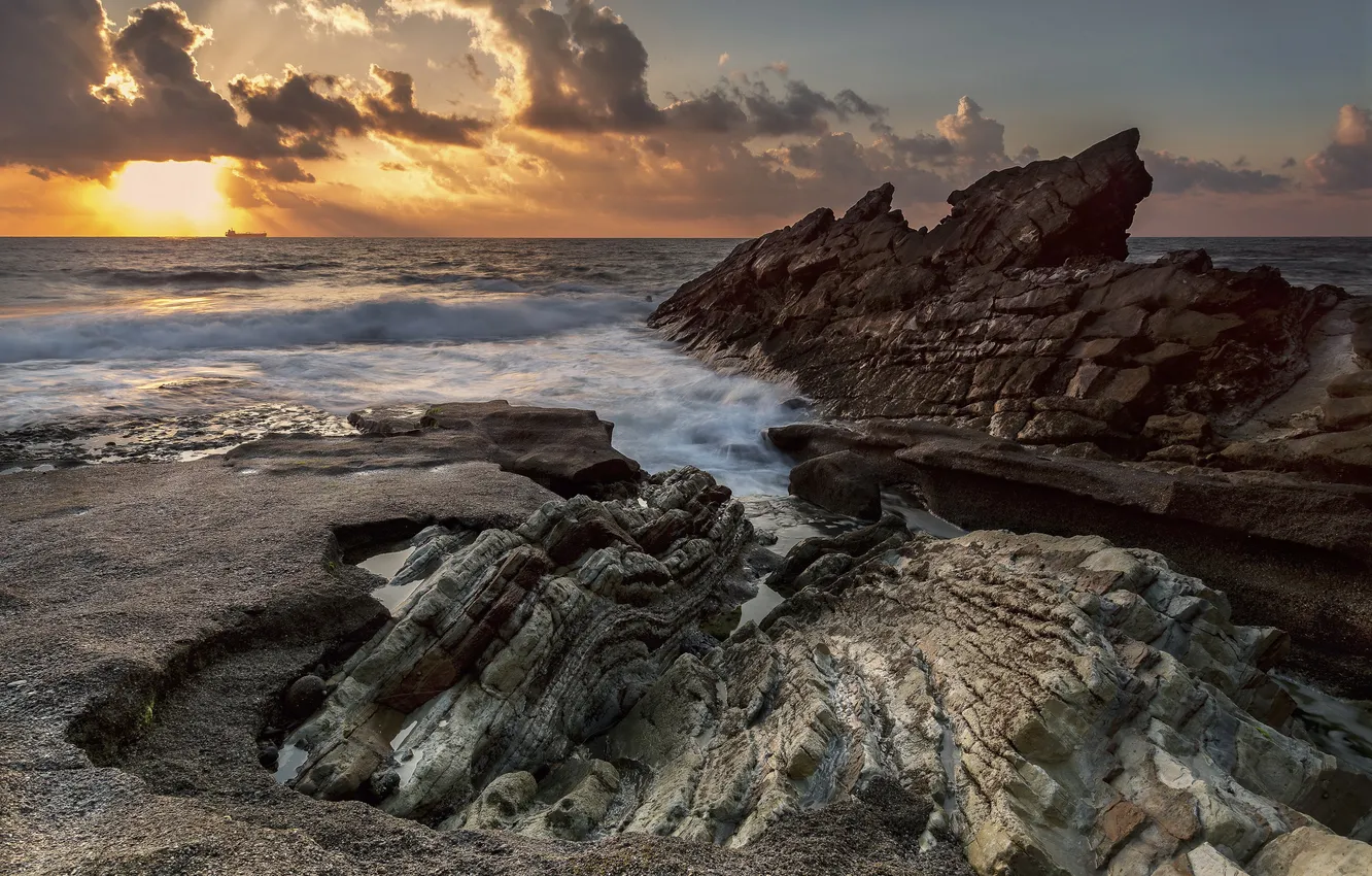 Фото обои море, волны, солнце, тучи, восход, скалы, берег, горизонт