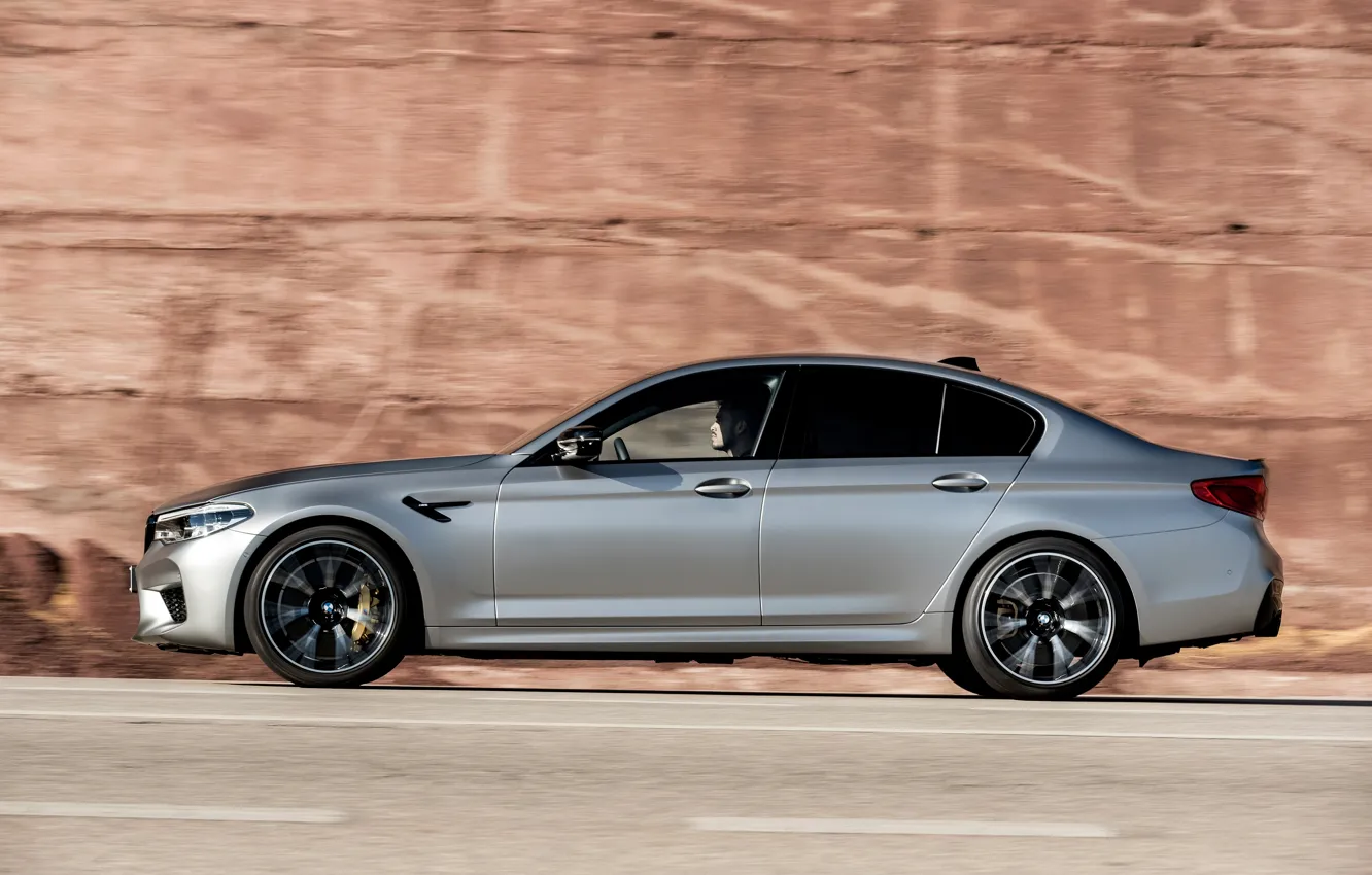 Фото обои скала, серый, BMW, профиль, седан, вид сбоку, 4x4, 2018