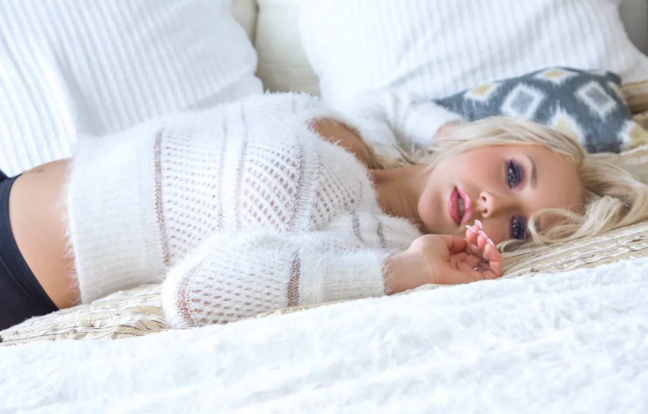 Фото обои взгляд, девушка, блондинка, лежит, Sabrina Nichole