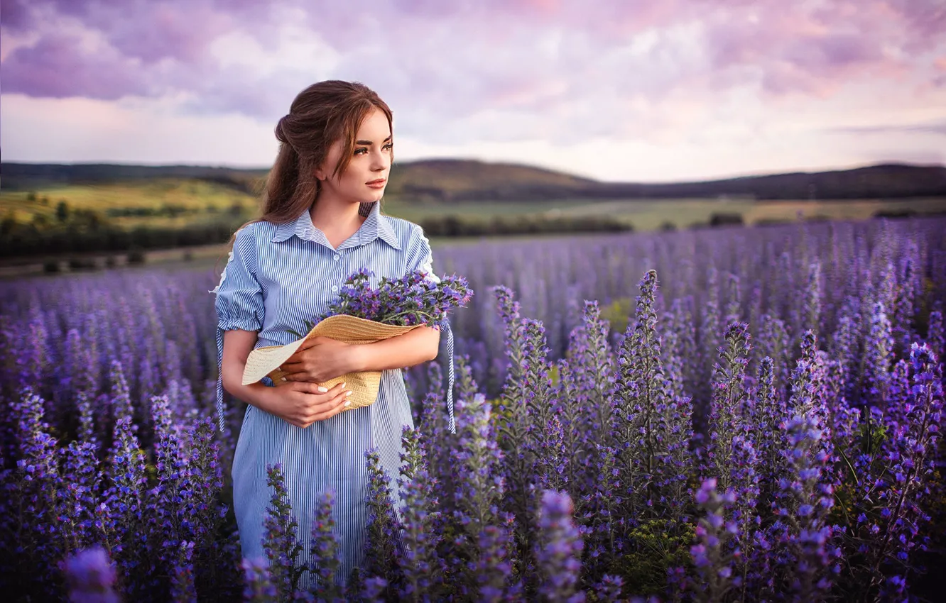 Фото обои поле, лето, девушка, цветы, природа, холмы, шляпа, платье