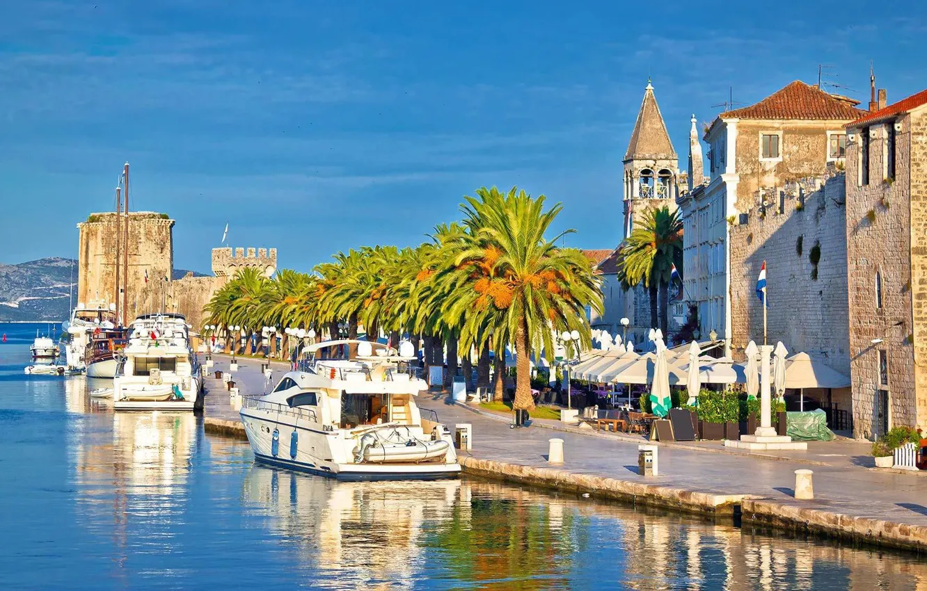 Фото обои город, пальмы, яхты, набережная, Хорватия, Ядран, ЮНЕСКО, Трогир