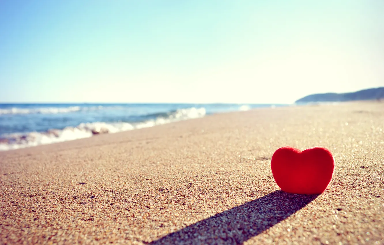 Фото обои песок, море, пляж, красное, берег, солнечно, сердечко