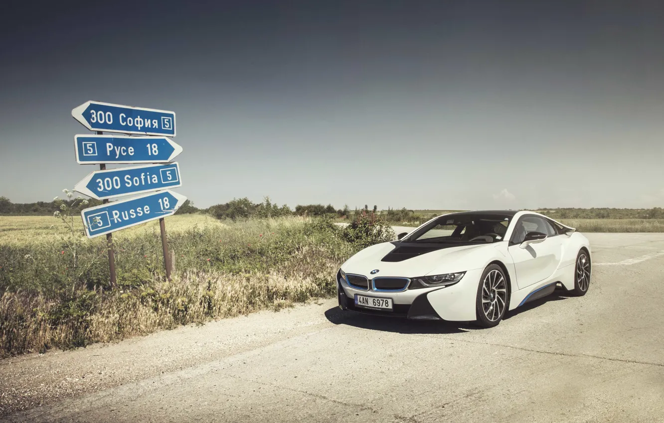 Фото обои небо, тень, колеса, спереди, солнечный, BMW i8, признаки