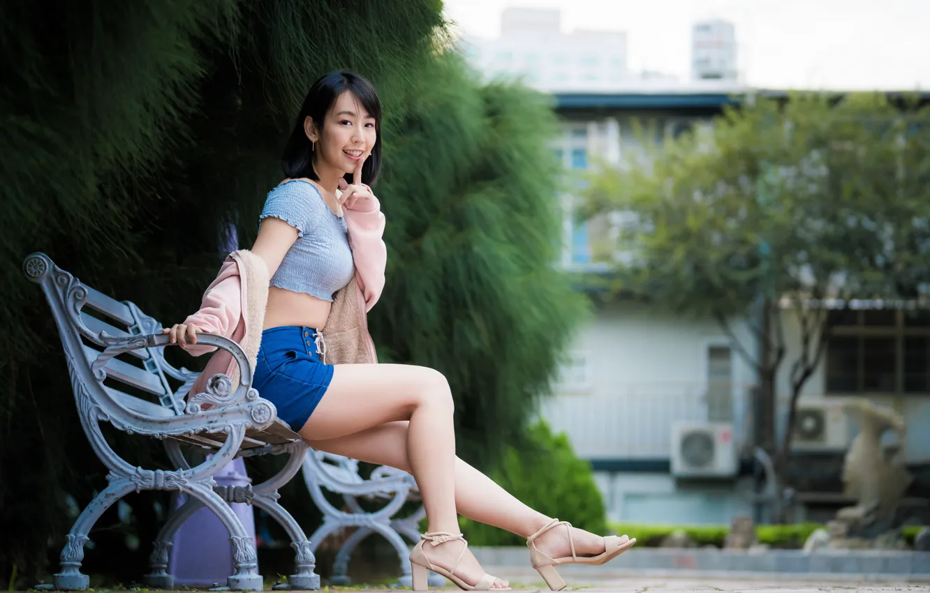 Фото обои девушка, азиатка, милашка, скамья, боке, красивые ножки