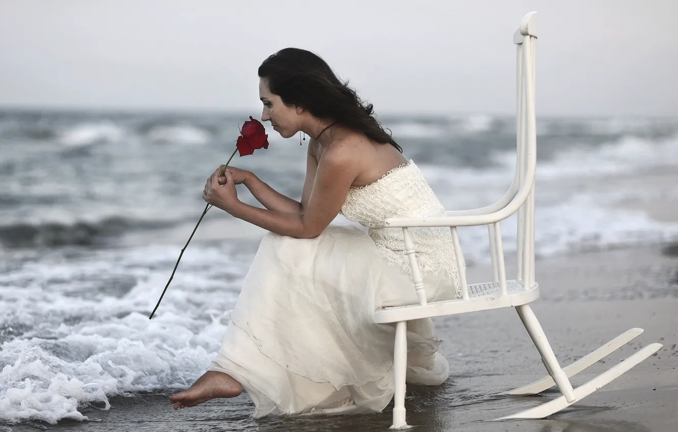 Фото обои море, девушка, роза, кресло