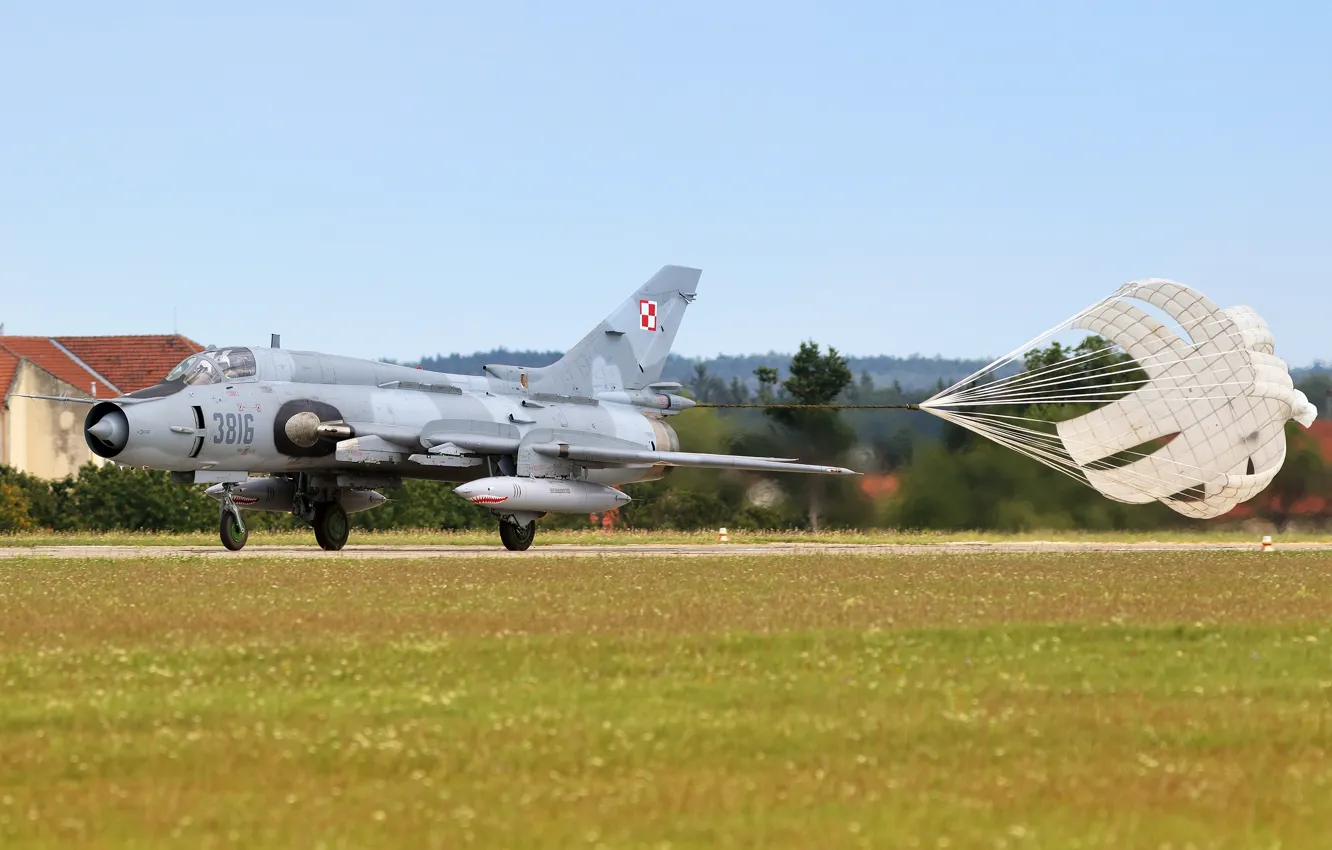 Фото обои парашют, посадка, истребитель-бомбардировщик, Шасси, Су-22, Sukhoi Su-22M4, ВВС Польши, Су-22М4