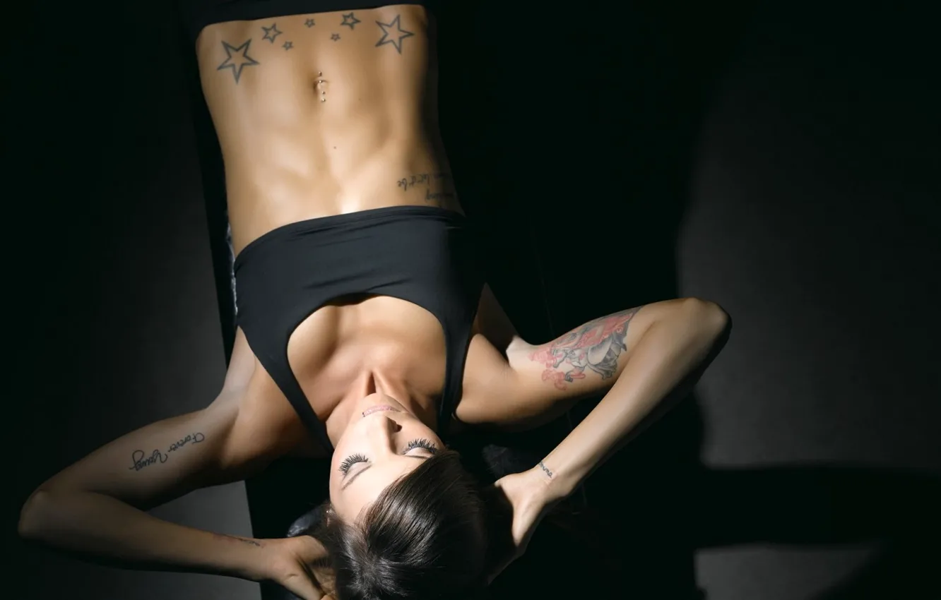 Фото обои поза, модель, фитнес, татуировки, tattoo, пресс, тренировка, воркаут