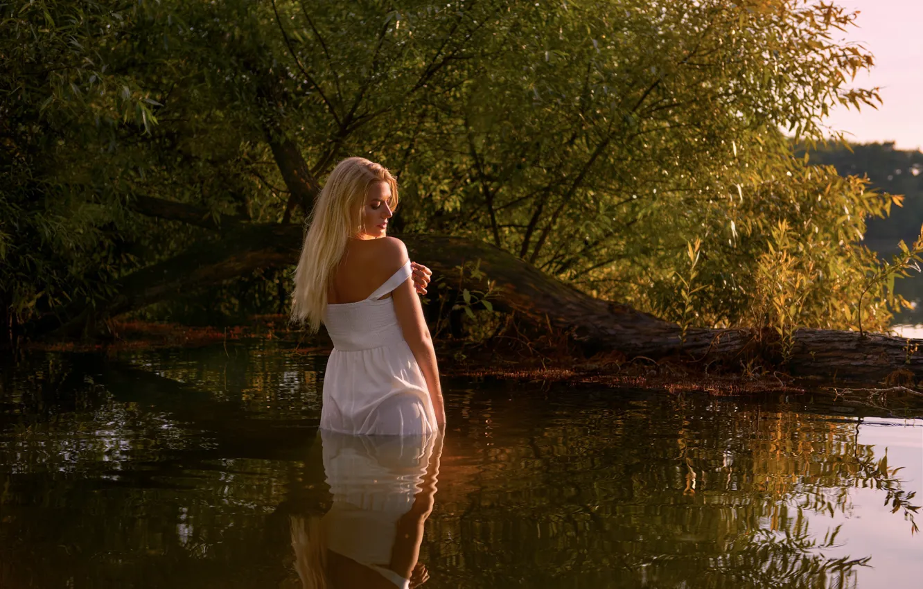 Фото обои БЛОНДИНКА, ДЕРЕВО, ЗЕЛЕНЬ, РЯБЬ, ПЛАТЬЕ, ОТРАЖЕНИЕ, ВОДОЁМ, фотограф Jоrgen Petersen