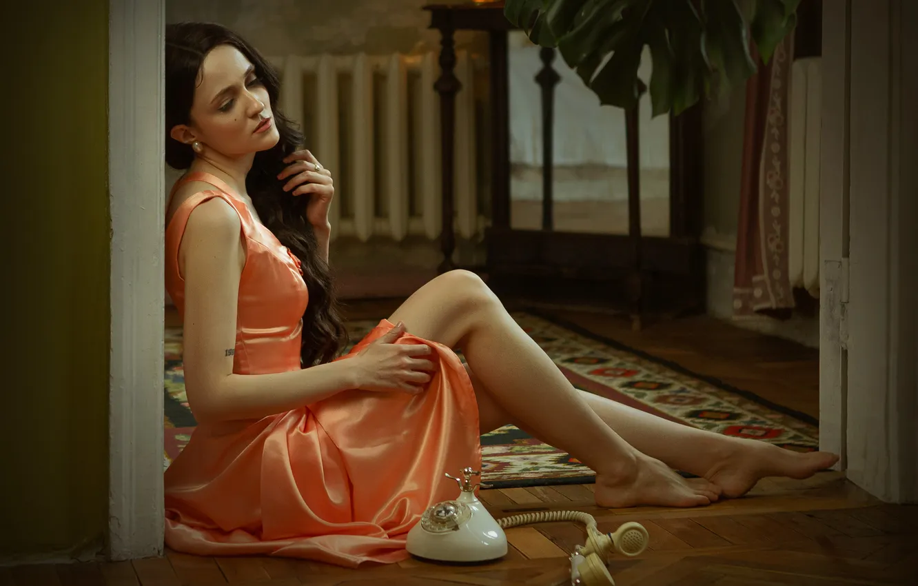 Фото обои dress, barefoot, women, plants, phone, Alexey Krapivin
