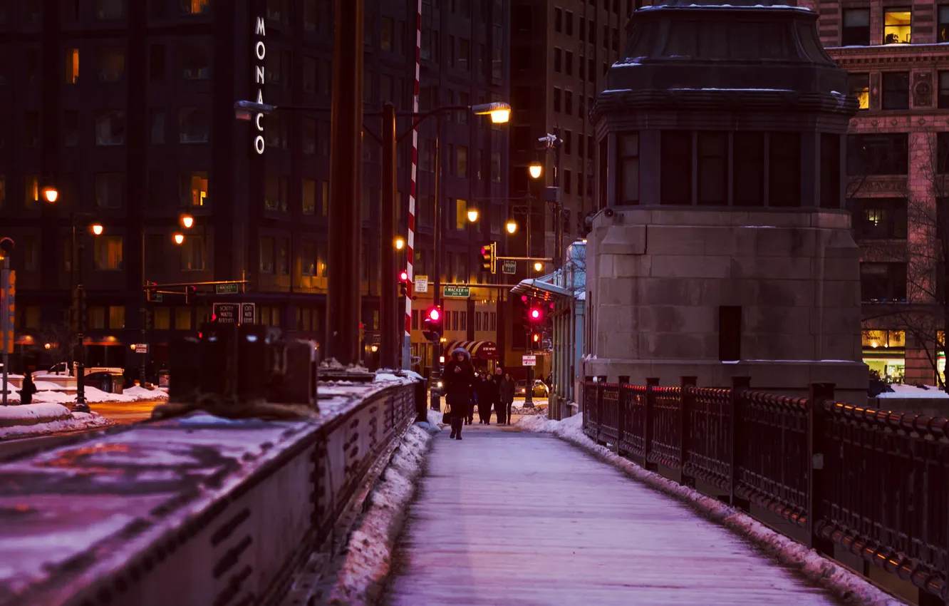 Фото обои зима, снег, ночь, мост, город, огни, люди, здания
