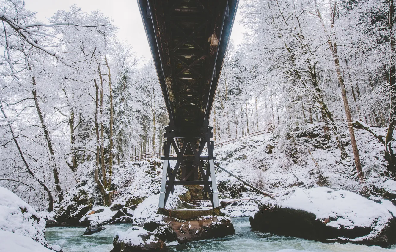 Фото обои зима, снег, деревья, мост, река, камни, забор