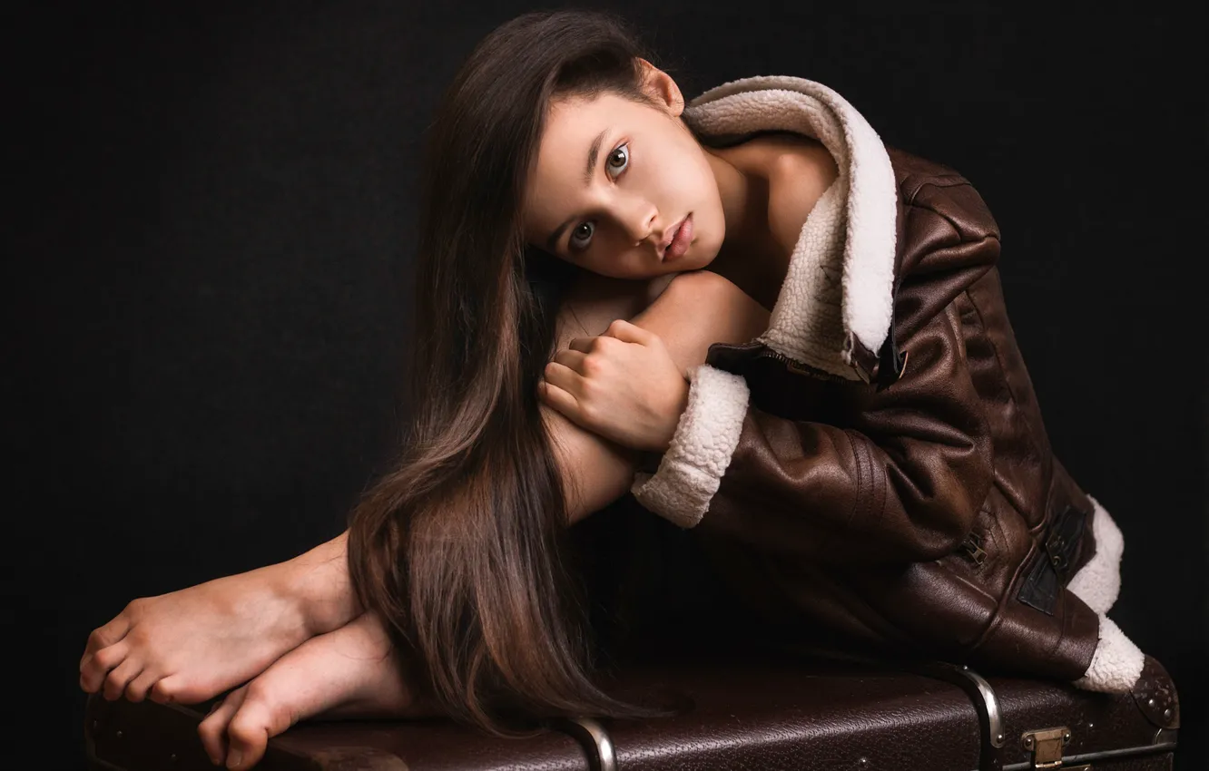 Фото обои взгляд, поза, куртка, девочка, чемодан, длинные волосы, тёмный фон, Элина Гарипова