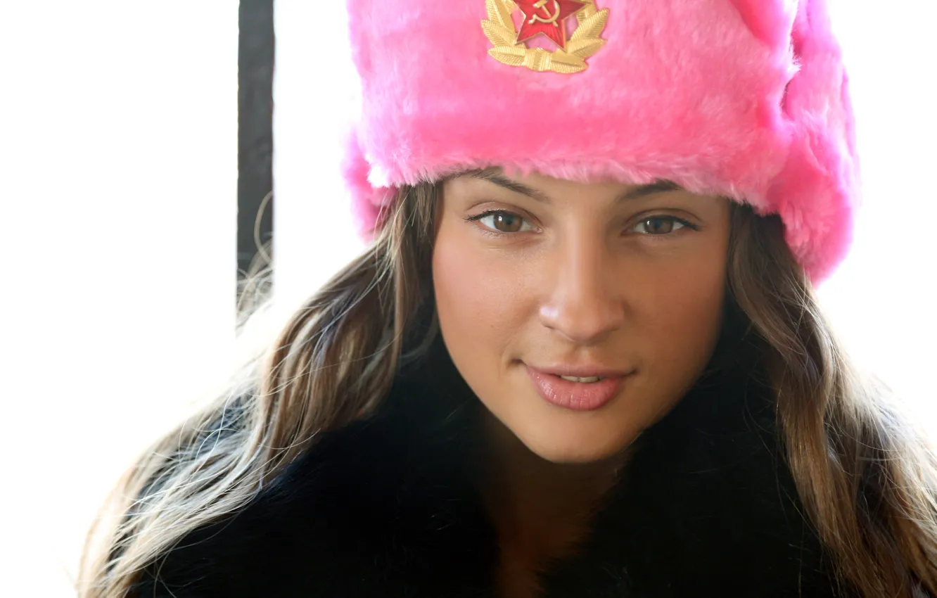 Фото обои лицо, розовая, шапка, шатенка, кокарда, Maria Ryabushkina, Мария Рябушкина