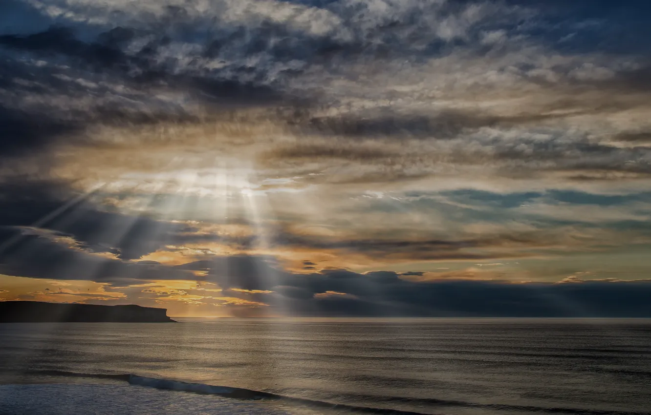 Фото обои море, тучи, скала, солнечные лучи