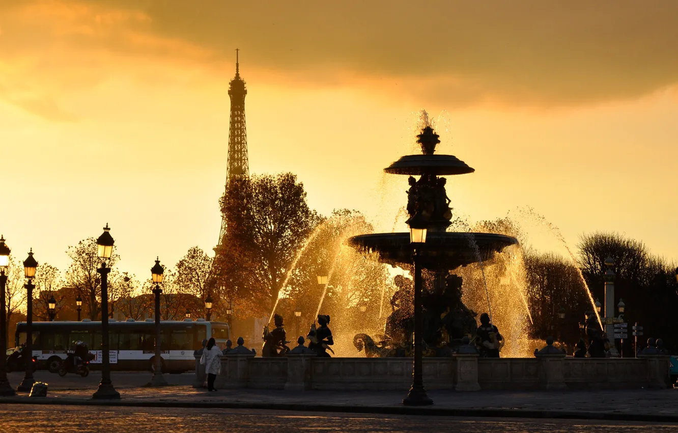 Фото обои эйфелева башня, france, ВОДА, НЕБО, КАПЛИ, БРЫЗГИ, ЗАКАТ, ФОНАРИ