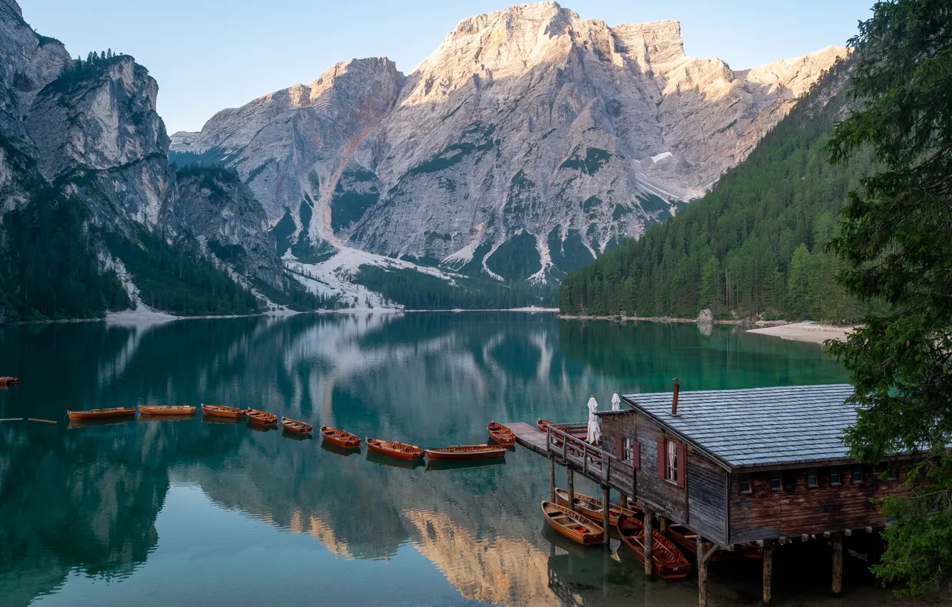 Фото обои пейзаж, горы, природа, озеро, лодки, причал, Италия, леса