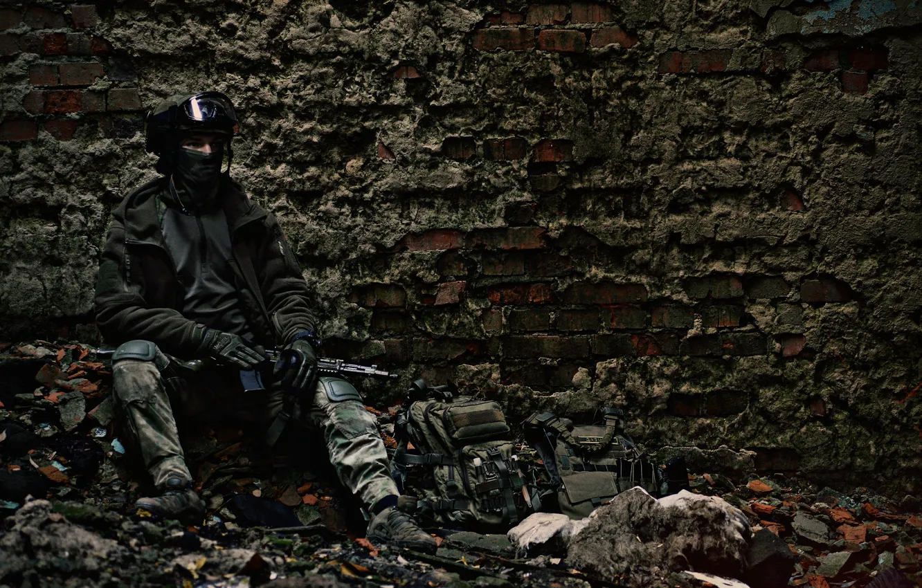 Фото обои оружие, стена, солдат, кирпичи, сидит, униформа, привал, заброшенное_здание