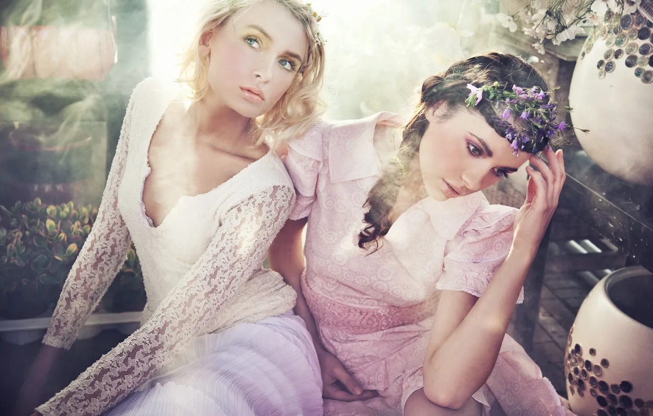 Фото обои взгляд, девушка, цветы, дым, платье, блондинка, ваза, шатенка