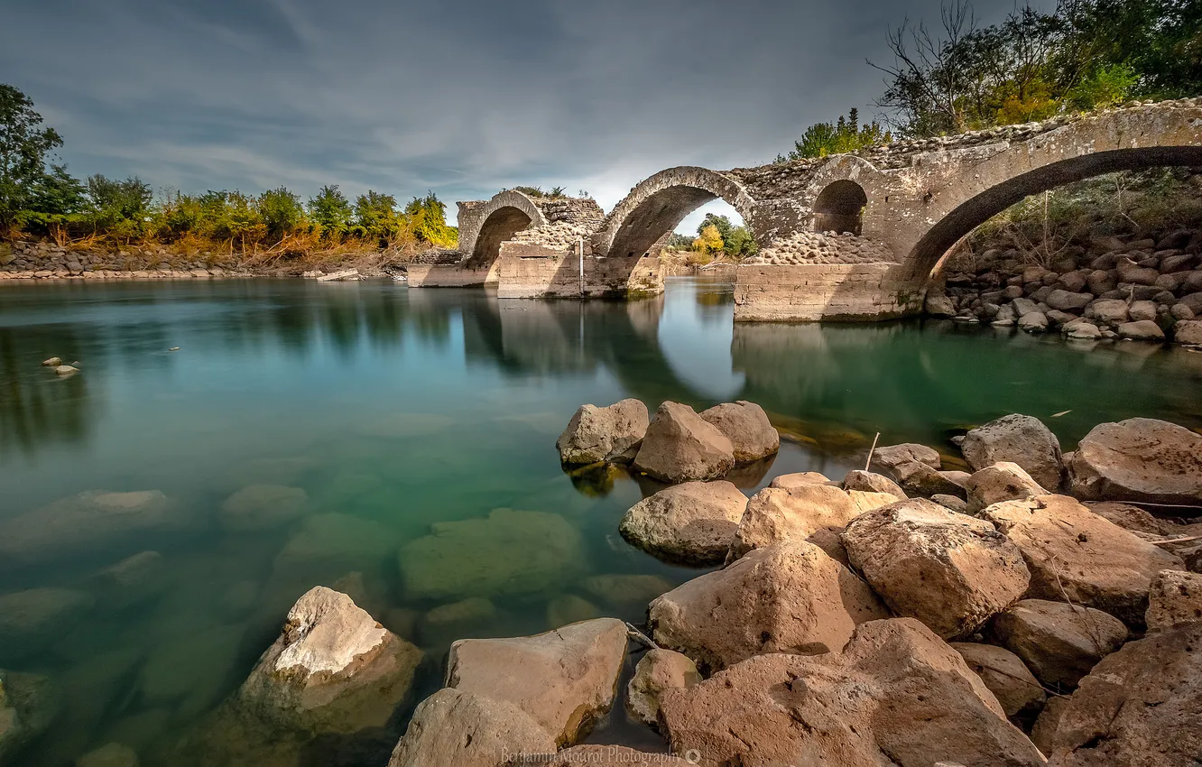 Фото обои деревья, река, камни, Франция, Римский мост, Лангедок-Руссильон