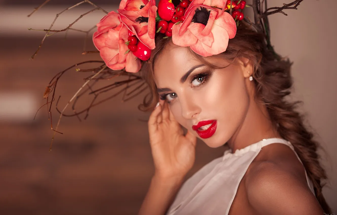 Фото обои взгляд, цветы, лицо, стиль, макияж, венок, красная помада, Катерина Рубинович
