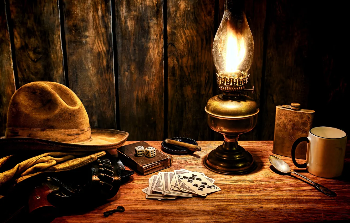 Фото обои поверхность, стиль, стол, кубики, лампа, шляпа, ключ, кости