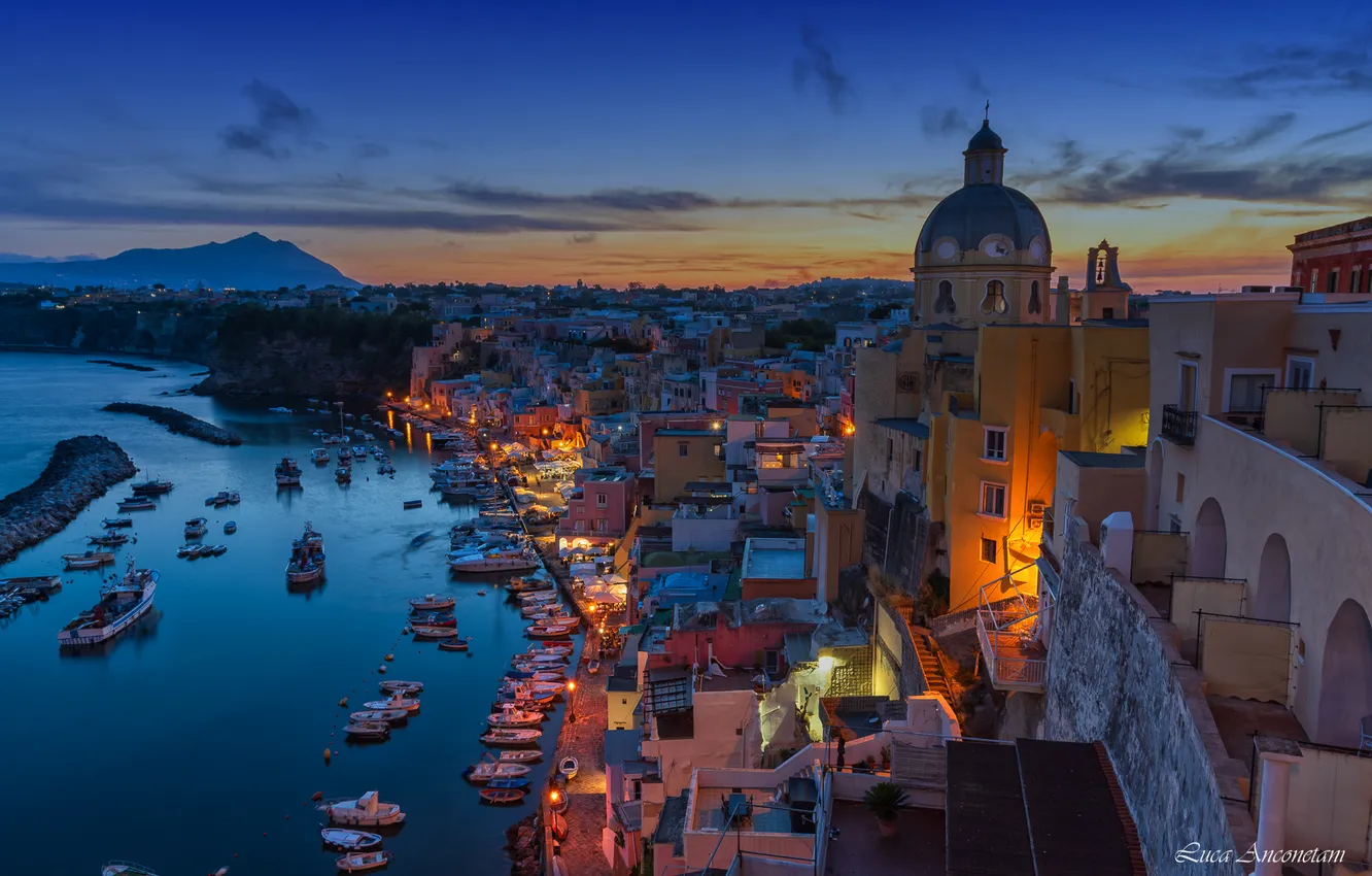 Фото обои облака, ночь, река, лодка, дома, яхта, Procida, Anconetani Luca