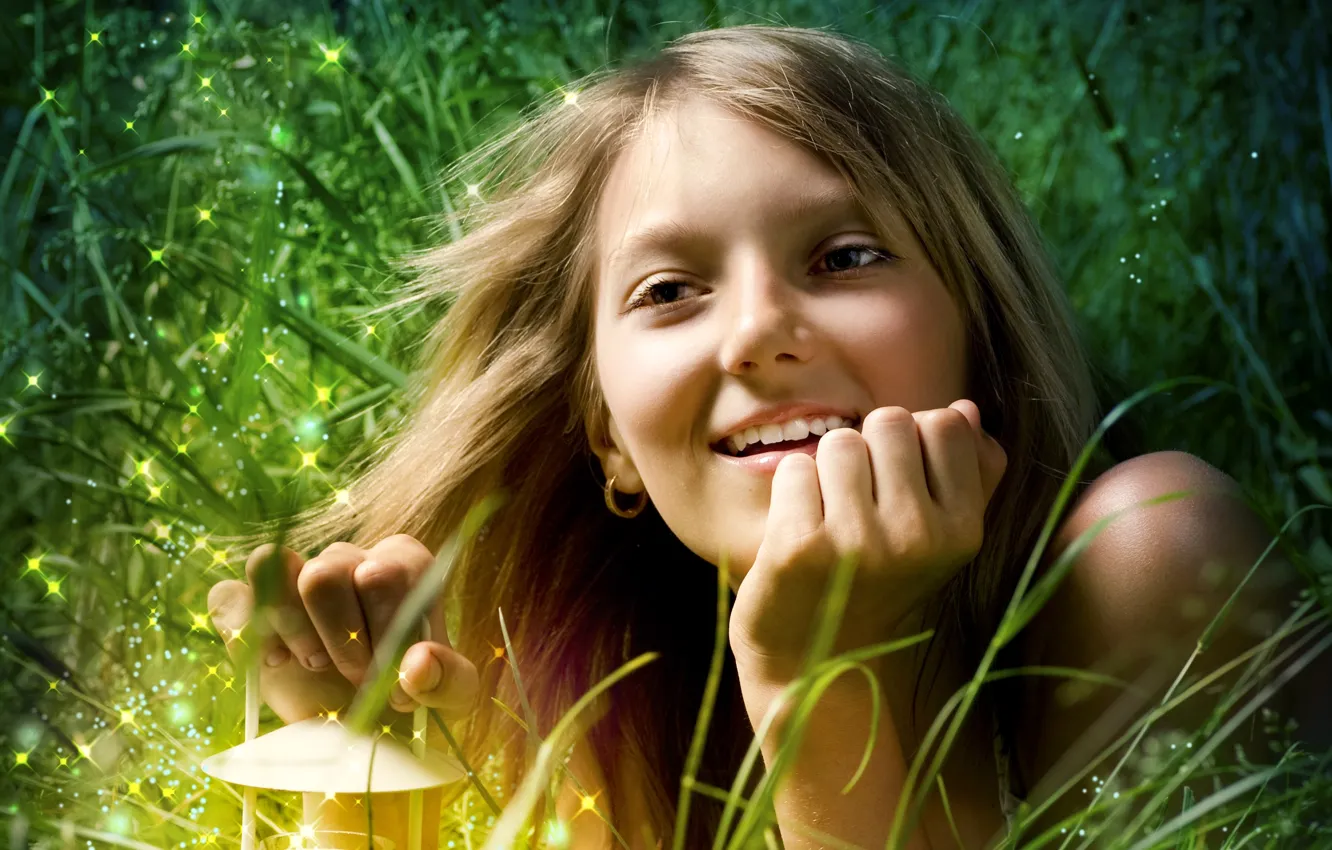 Фото обои трава, девушка, улыбка, волосы