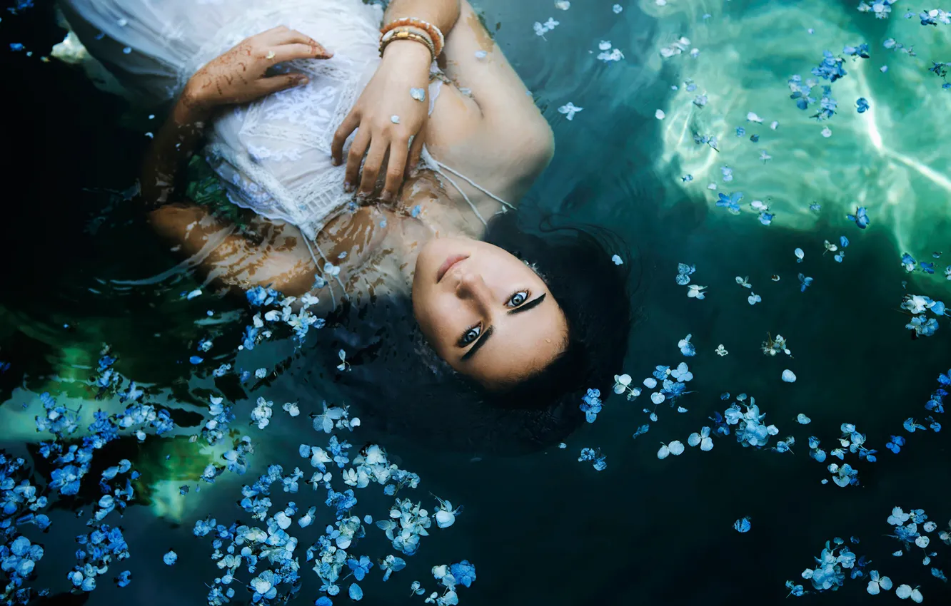 Фото обои девушка, цветы, в воде, spring is coming