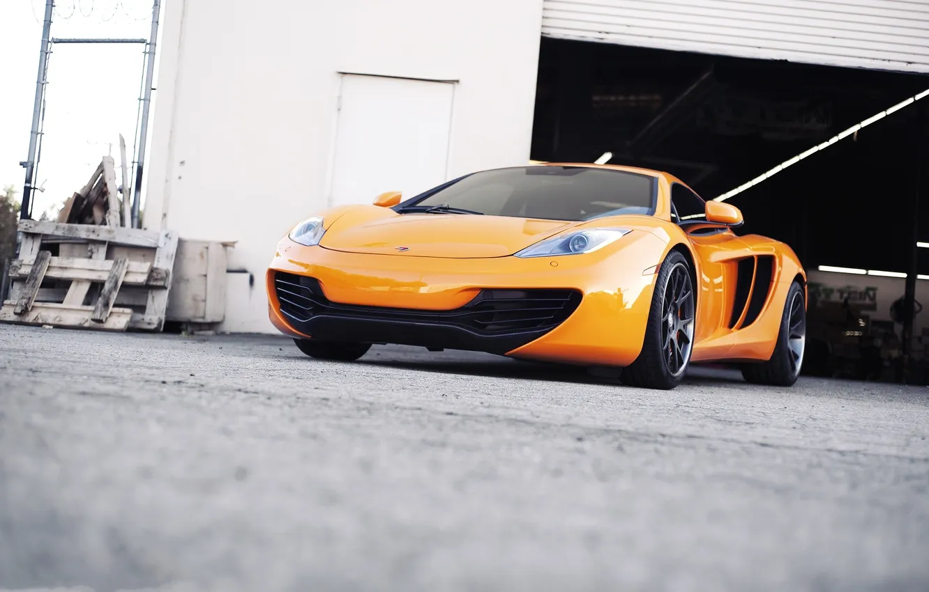 Фото обои оранжевый, здание, McLaren, вид спереди, MP4-12C, orange, макларен, ролеты