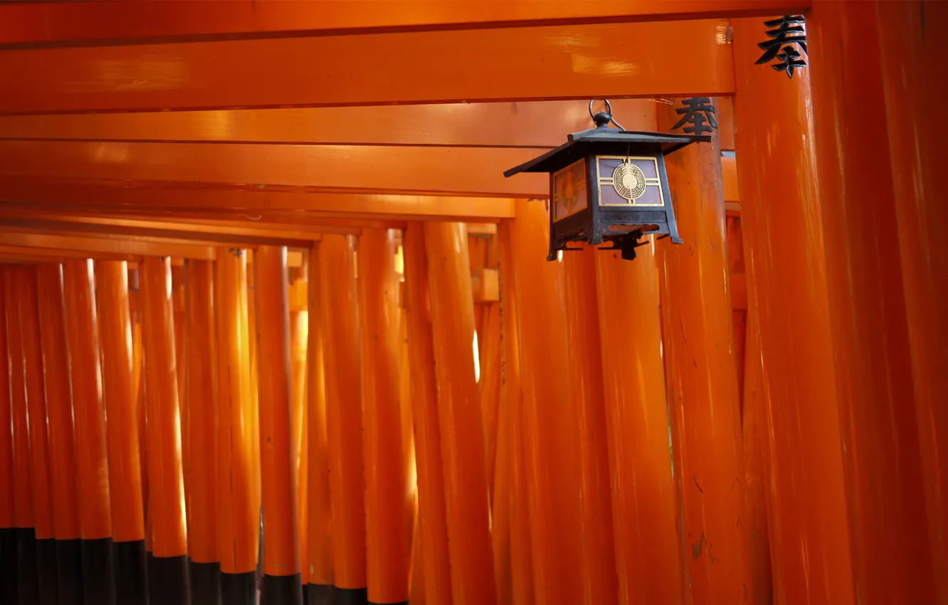 Фото обои столбы, япония, коридор, фонарь, иероглифы