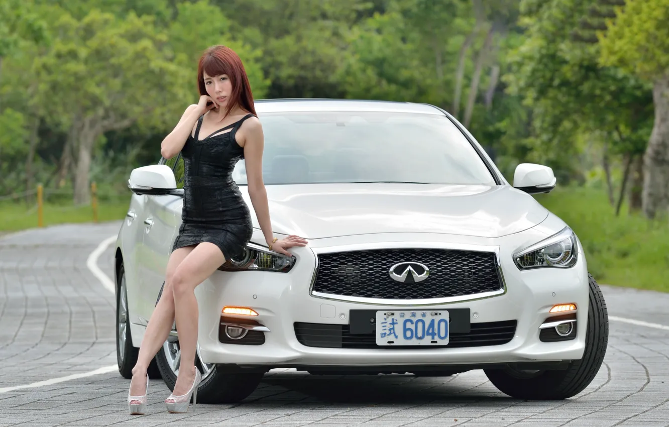 Фото обои взгляд, Девушки, азиатка, красивая девушка, белый авто, позирует над машиной, INFINITI Q50