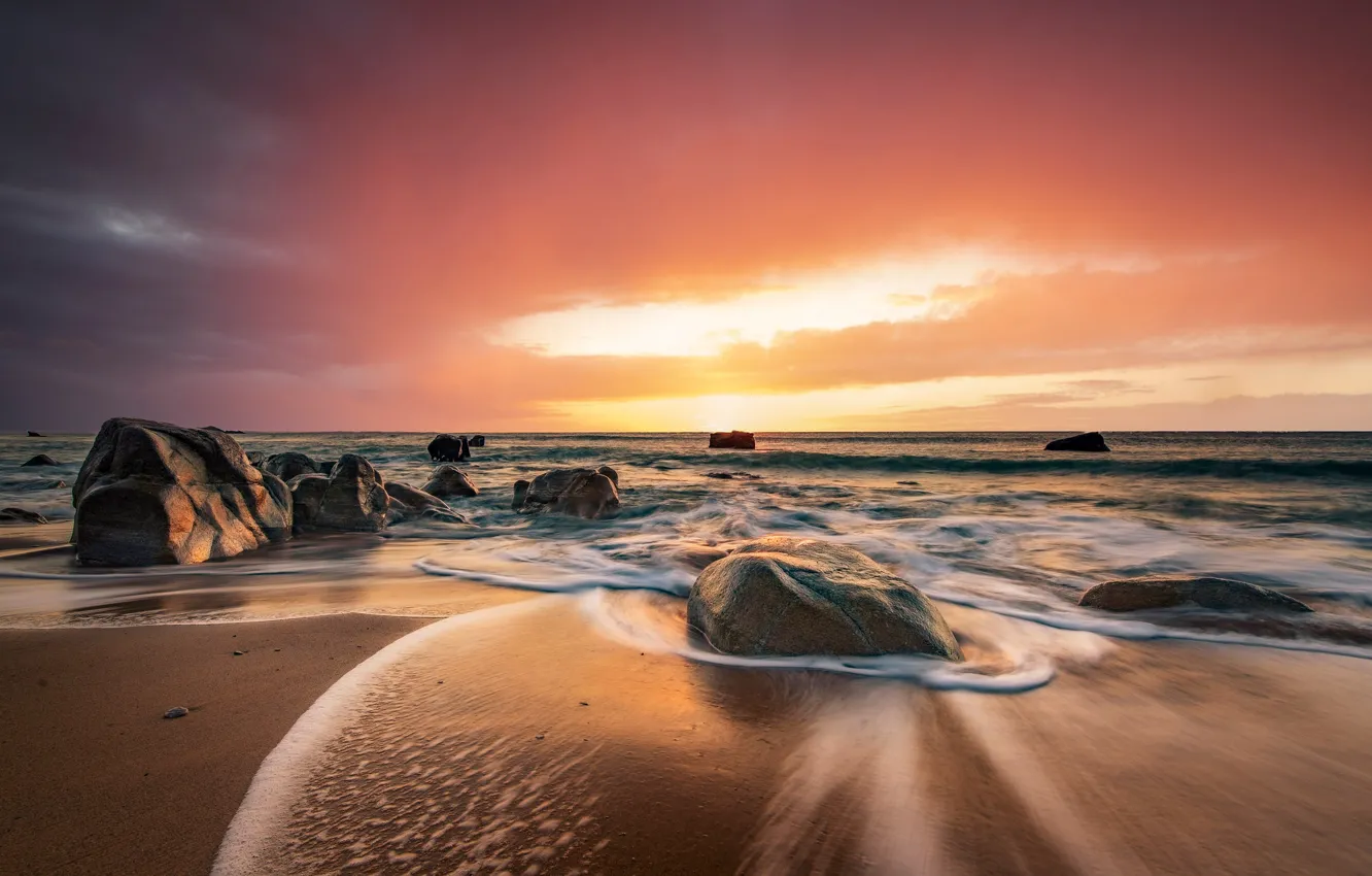 Фото обои песок, море, пляж, небо, закат, камни, побережье, горизонт