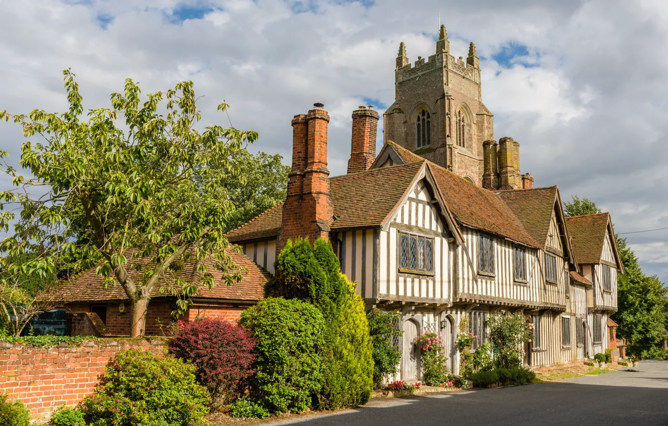 Фото обои дорога, небо, облака, деревья, улица, забор, башня, дома