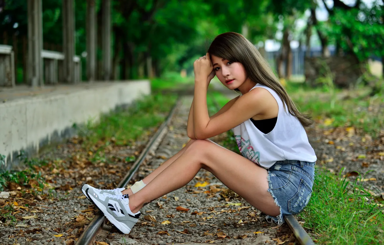 Фото обои девушка, шорты, рельсы, ножки, азиатка, маечка, сидит, кроссовки