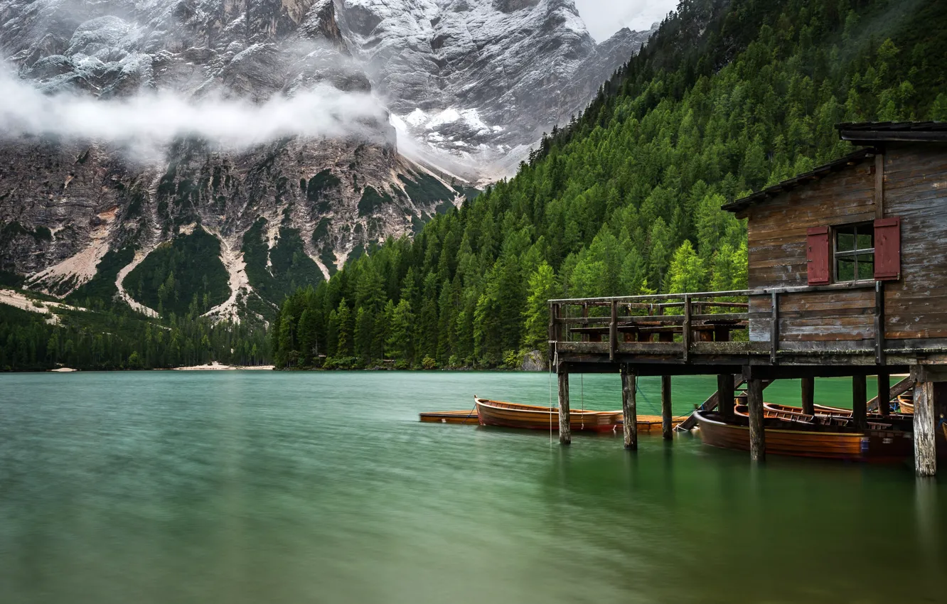 Фото обои лес, деревья, горы, озеро, скалы, лодки, причал, Италия