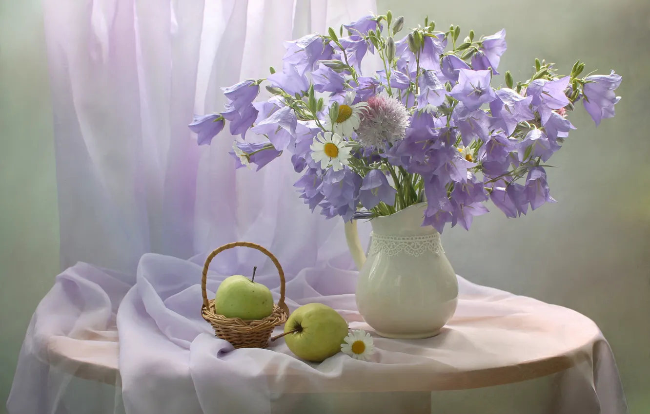 Фото обои цветы, стол, яблоки, ромашки, ваза, натюрморт, колокольчики, корзинка
