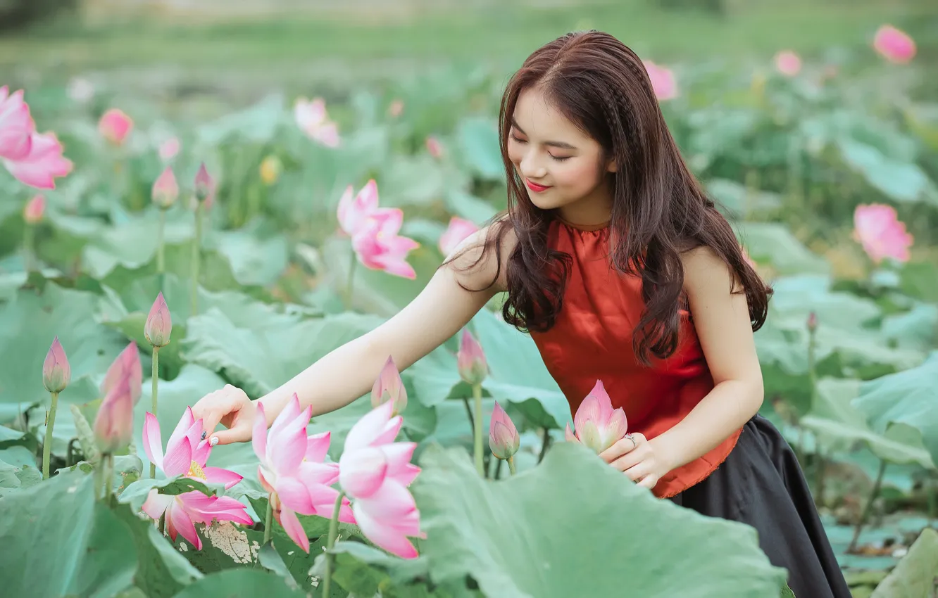 Фото обои девушка, цветы, природа, поза, улыбка, азиатка, лотосы